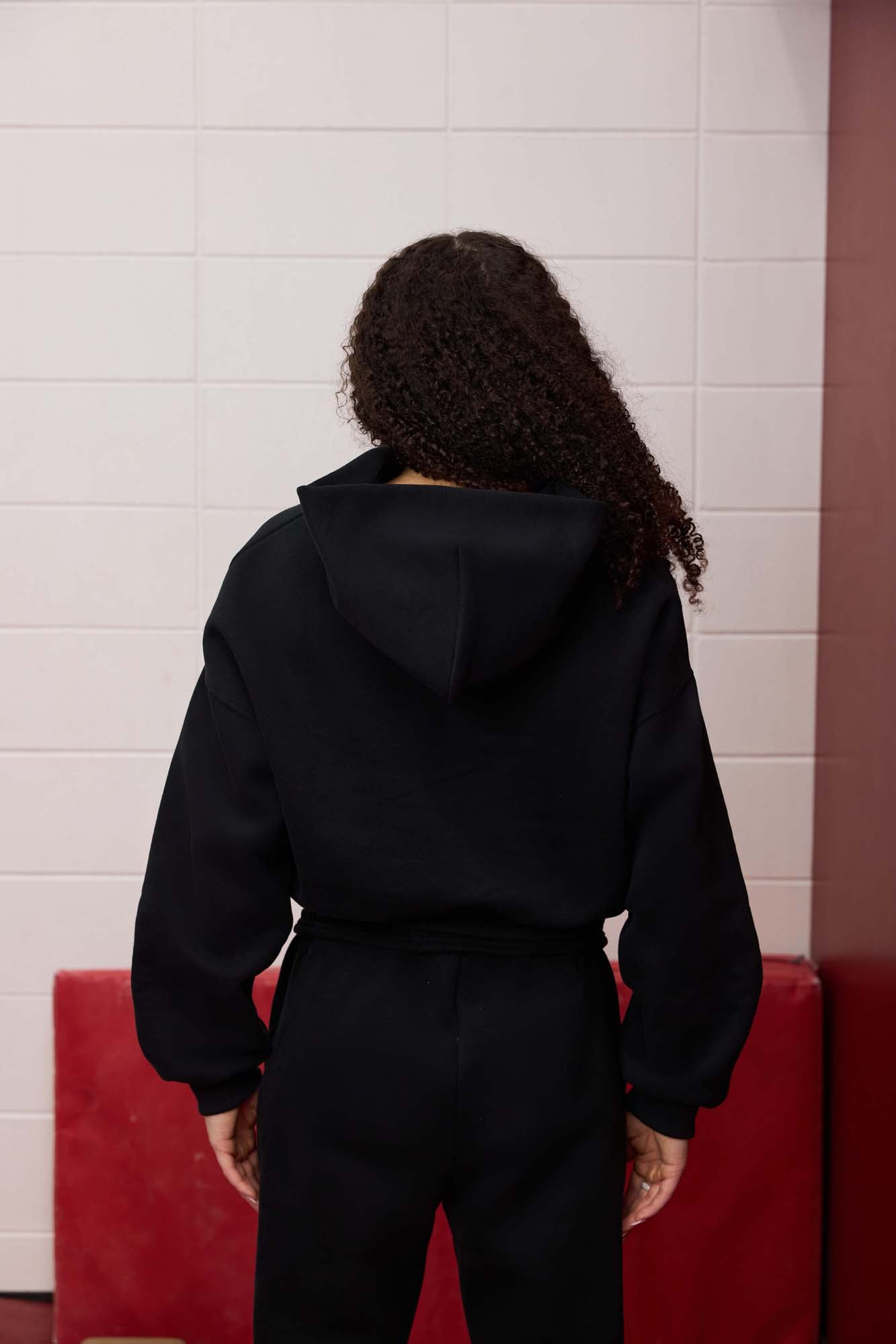 Logo Sueded Fleece Cropped Hoodie in Black